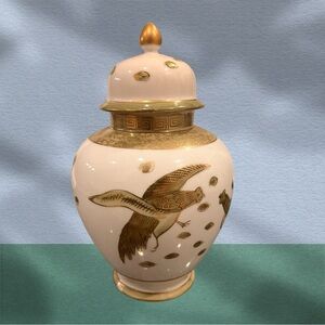 Vintage Andrea by Sadek Porcelain
Ginger Jar Urn with Lid.